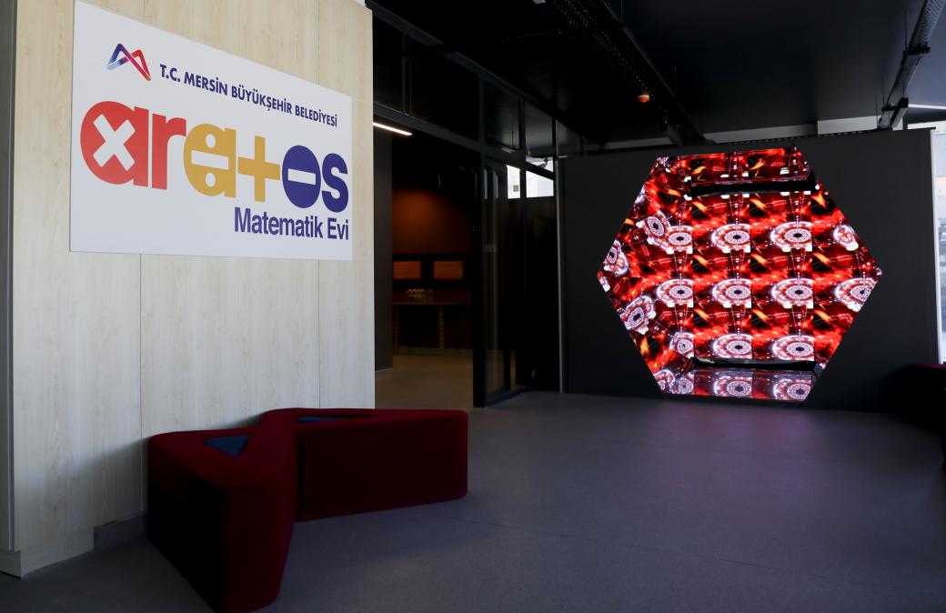 Mersin Büyükşehir Belediyesi’nin Tarsus’ta hayata geçirdiği ‘Aratos Matematik Evi’, açıldığı