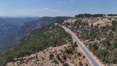 Mersin Büyükşehir Belediyesi, Gülnar ilçesinde yol yenileme çalışmalarına devam ediyor.