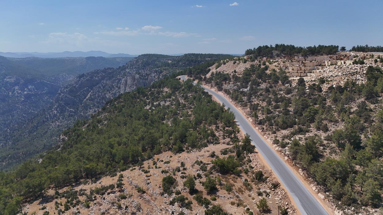 Mersin Büyükşehir Belediyesi, Gülnar ilçesinde yol yenileme çalışmalarına devam ediyor.