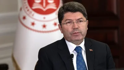 Adalet Bakanı Yılmaz Tunç, yolsuzluk soruşturması kapsamında tutuklanarak İstanbul Büyükşehir