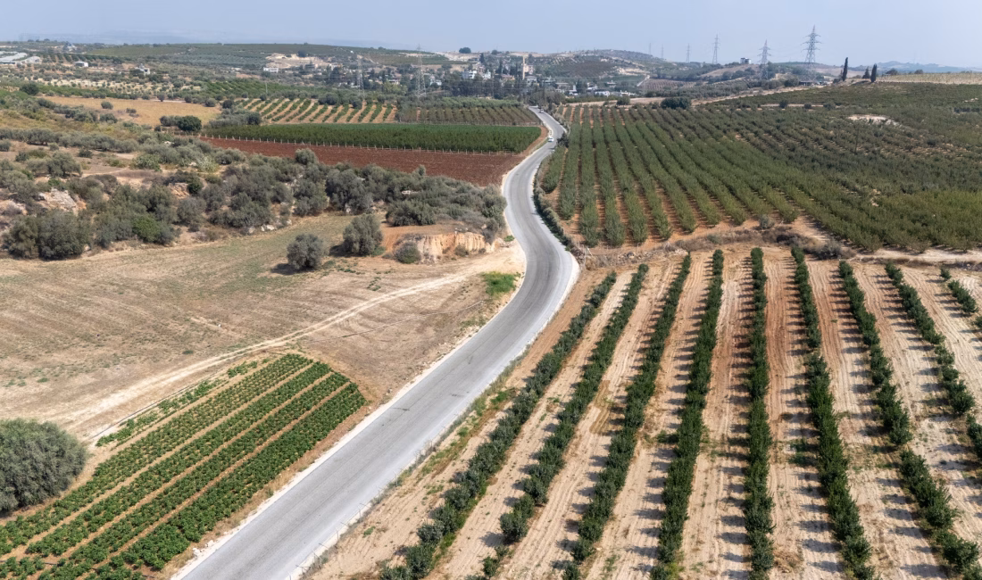 Mersin Büyükşehir’le Özdeşleşen Kaliteli Yol Çalışmalarına Bir Yenisi Daha Eklendi Mersin Büyükşehir Belediyesi ekipleri, kırsal mahalle grup yollarını yenilemeye devam