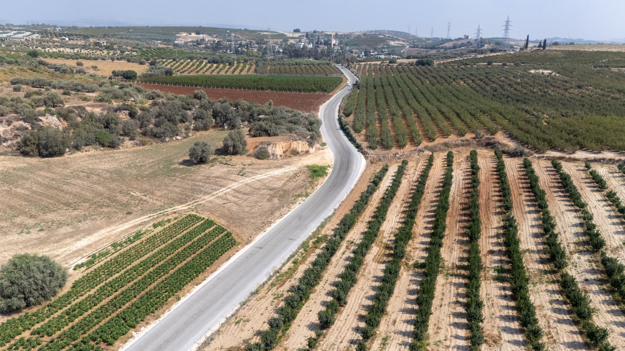 Mersin Büyükşehir Belediyesi ekipleri, kırsal mahalle grup yollarını yenilemeye devam