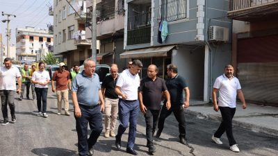 Akdeniz Belediyesi, ilçeye bağlı mahallelerin sokaklarında sıcak asfalt serimi, kaldırım,