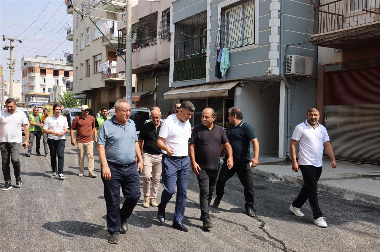 Akdeniz Belediyesi, ilçeye bağlı mahallelerin sokaklarında sıcak asfalt serimi, kaldırım,