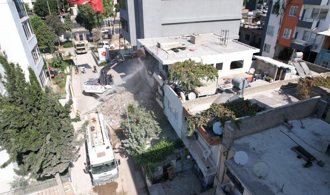 Akdeniz’de Risk Oluşturan Metruk Yapılar Yıkılıyor Akdeniz Belediyesi, görsel kirlilik yaratmasının yanında yer yer sosyal sorunlara