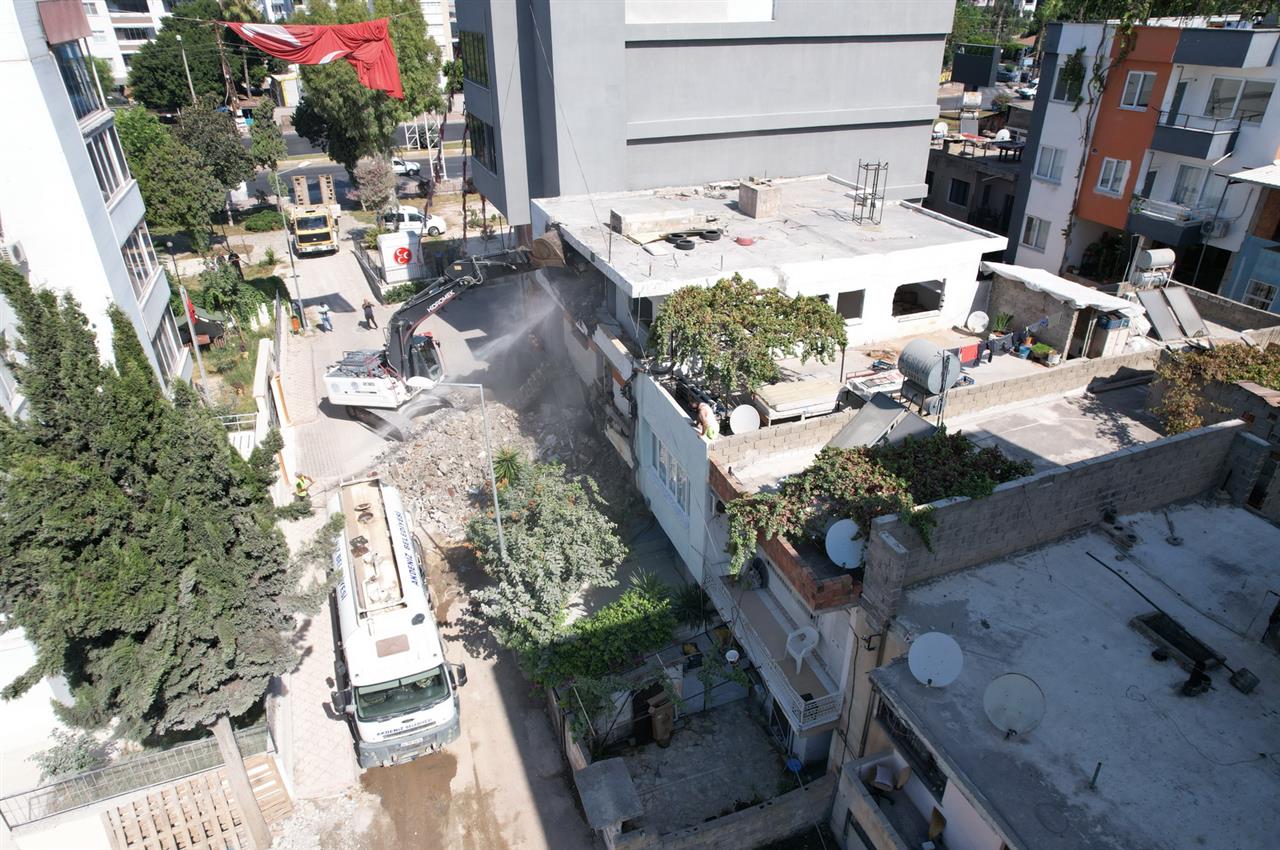 Akdeniz Belediyesi, görsel kirlilik yaratmasının yanında yer yer sosyal sorunlara