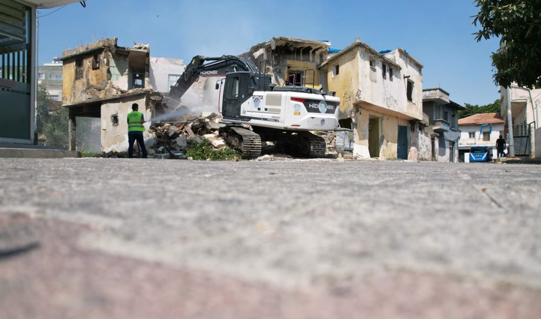 Akdenizde Risk Yaratan Metruk Yapılarla Mücadele Sürüyor Akdeniz Belediyesi, vatandaşların can ve mal güvenliğini tehdit eden, yarattığı