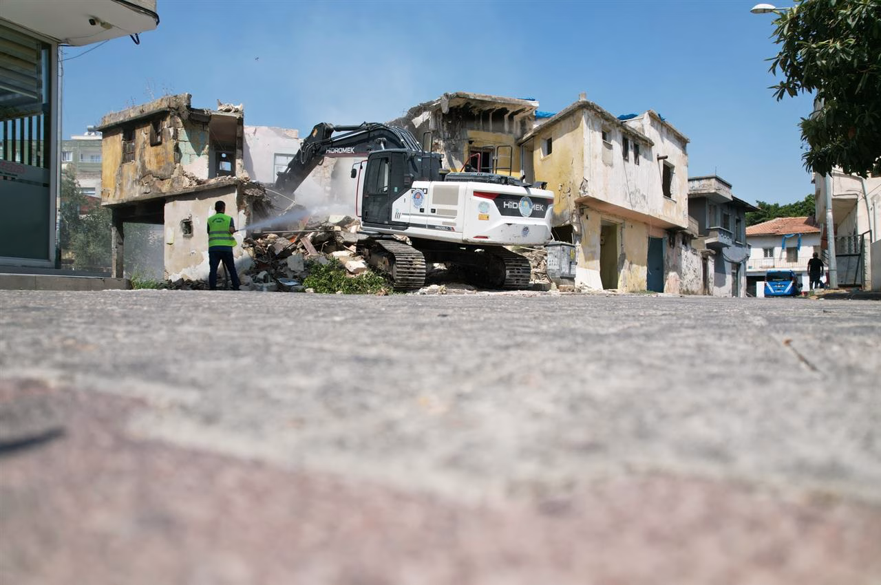 Akdeniz Belediyesi, vatandaşların can ve mal güvenliğini tehdit eden, yarattığı