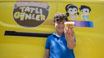 Mersin’de sıcak günler yaşanmasına rağmen yaz tatilinin tadını sokakta çıkarmak