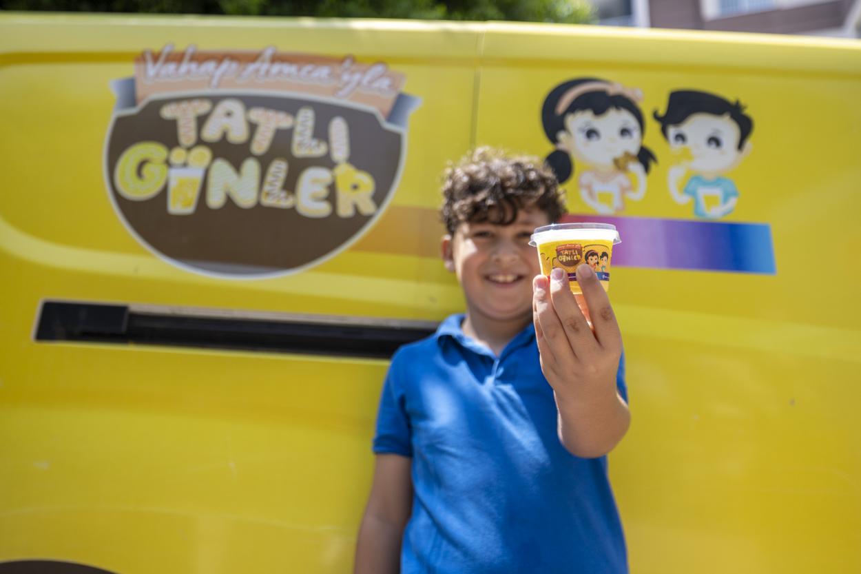 Mersin’de sıcak günler yaşanmasına rağmen yaz tatilinin tadını sokakta çıkarmak