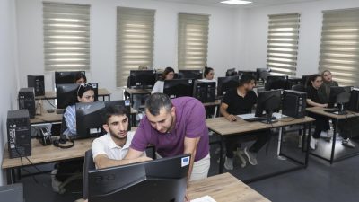 Mersin Büyükşehir Belediyesi, vatandaşların mesleki becerilerini artırmak amacıyla, Halkkent Sosyal
