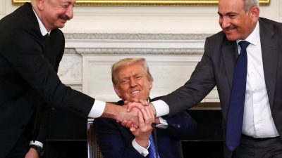 Taraflar ayrıca Azerbaycan’ı Nahçıvan üzerinden Türkiye’ye bağlayacak “Uluslararası Barış ve