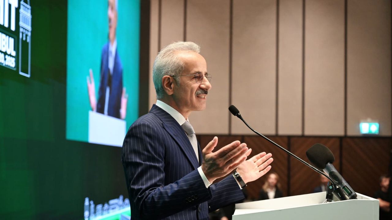 Ulaştırma ve Altyapı Bakanı Abdulkadir Uraloğlu, yeşil bir gelecek için