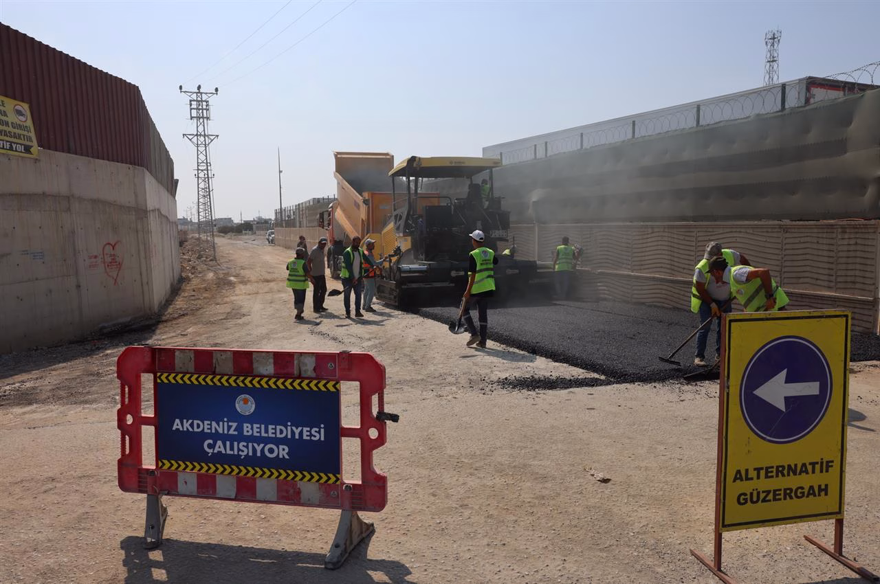 Akdeniz Belediyesi, Yeşilçimen Mahallesi’nin farklı sokaklarında sıcak asfalt kaplama ve