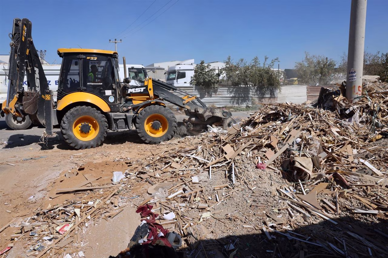 Akdeniz Belediyesi, kent genelinde görüntü ve çevre kirliliğine neden olan,