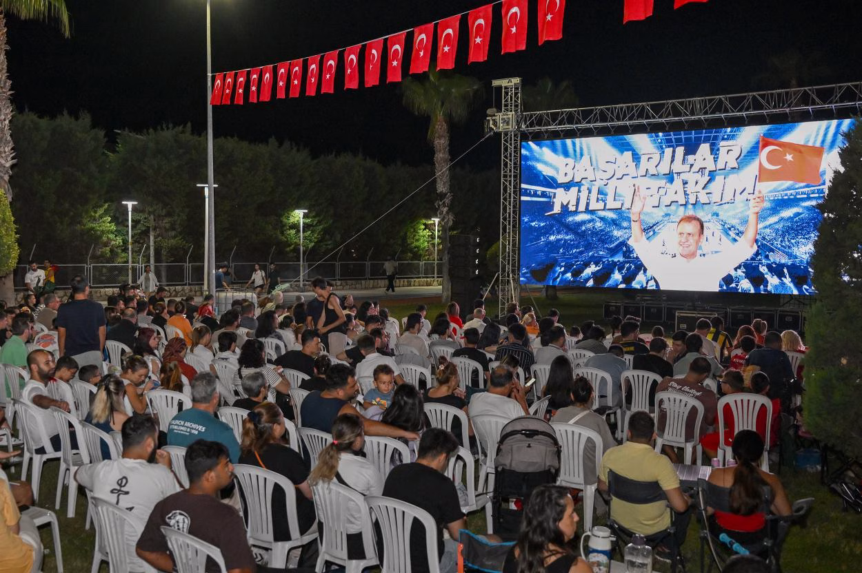 Mersin Büyükşehir Belediyesi, Marina önüne kurduğu dev ekranla vatandaşlara milli