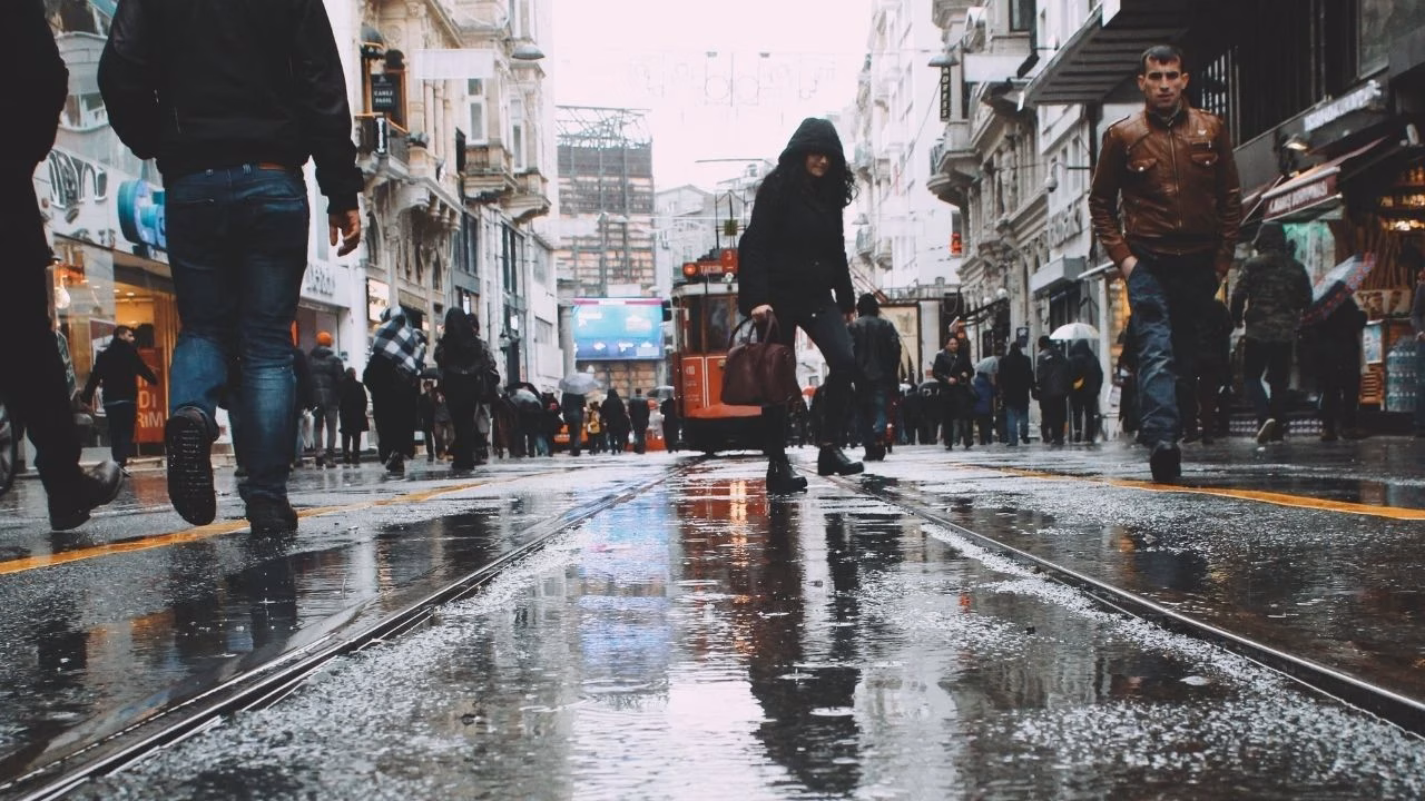Meteoroloji Genel Müdürlüğü, yurdun kuzeybatı kesimlerinde kuvvetli yağış beklendiğini duyurdu.