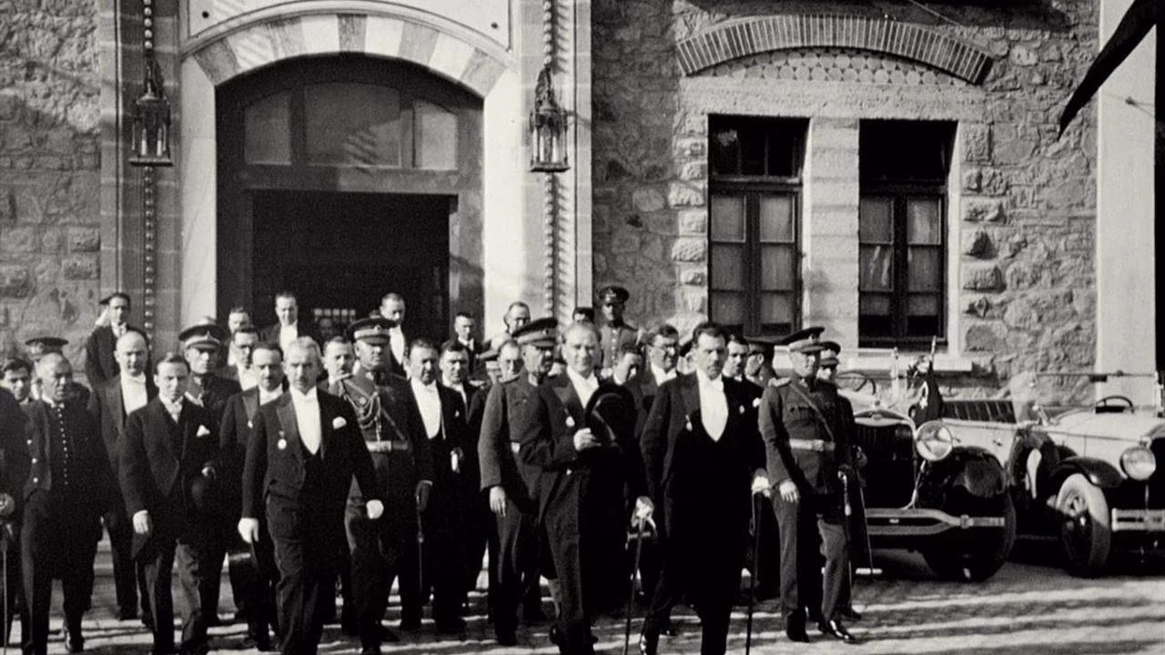 Anadolu’nun düşman işgalinden kurtuluşunun ardından, 29 Ekim 1923’te Gazi Mustafa