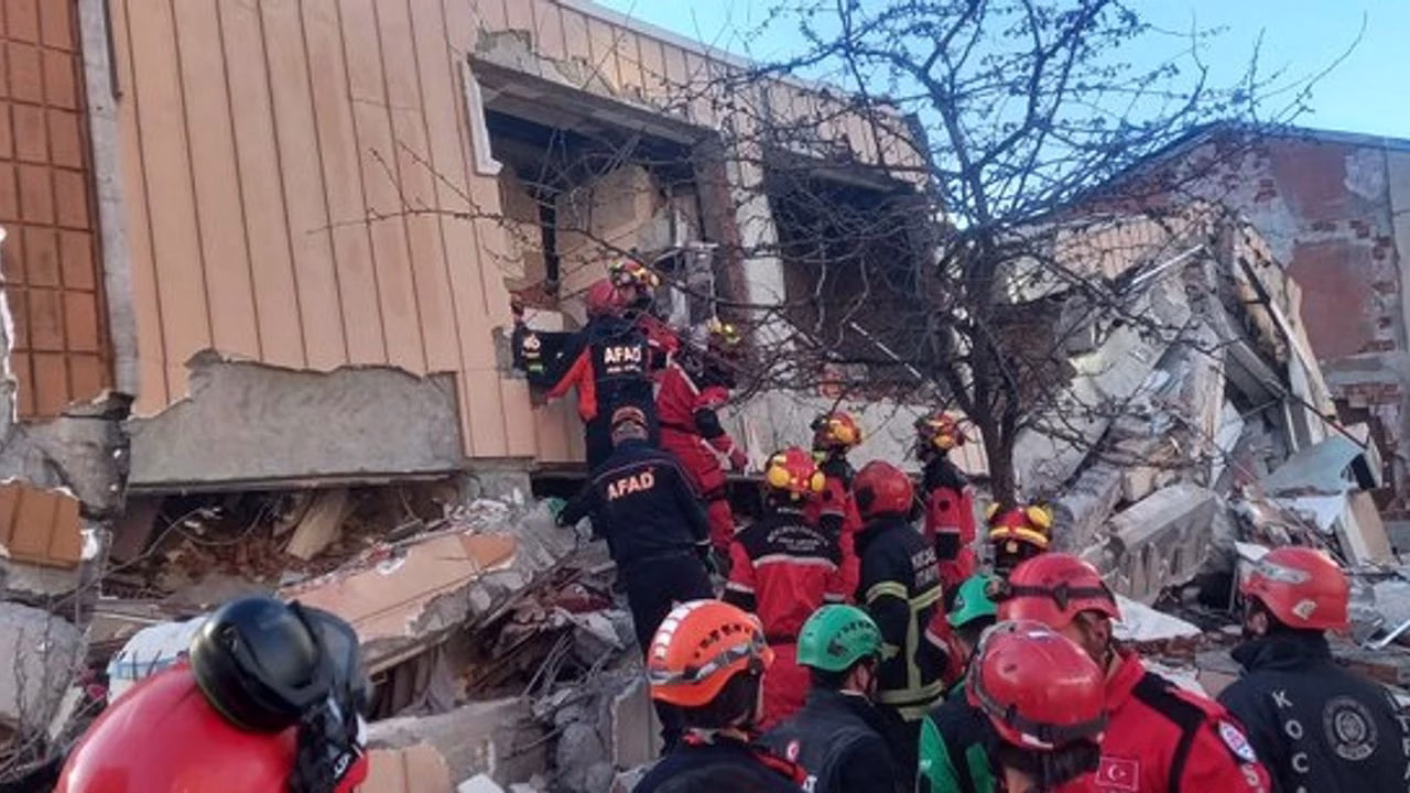 Kocaeli’nin Gebze ilçesinde, Mevlana Mahallesi Issıkgöl Caddesi’nde bulunan 7 katlı