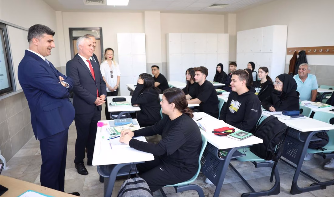 Akdeniz Kaymakamı ve Belediye Başkan V. Zeyit Şener, okulların açıldığı