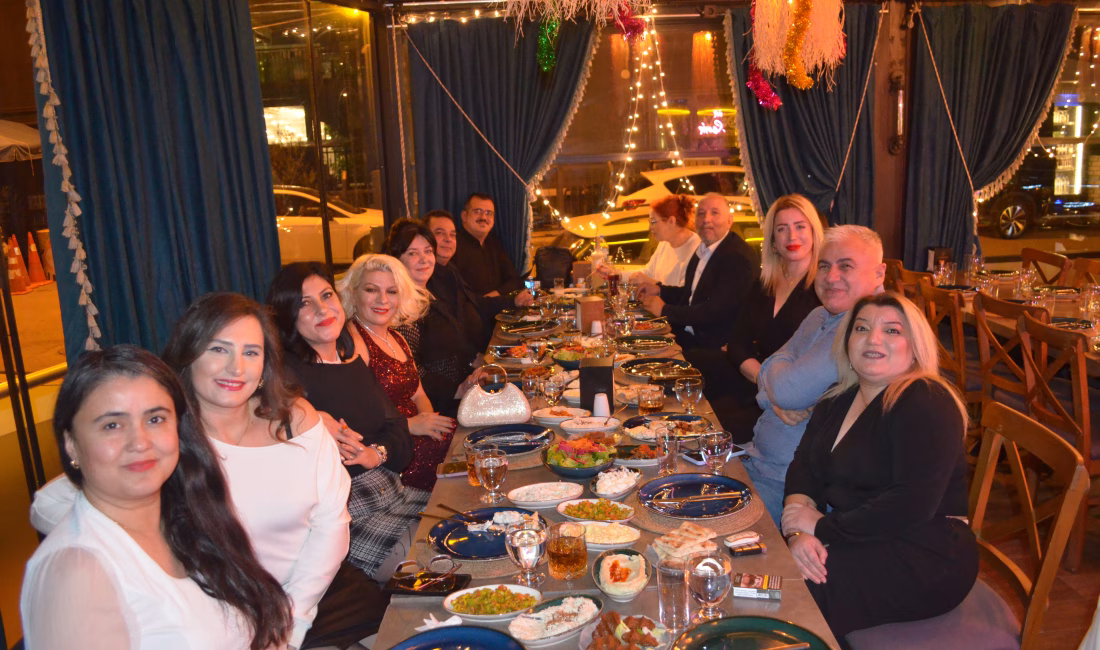 Kent Radyo, Radyo Klas ve TV Kent Ekipleri Kaynaşma Yemeğinde Buluştu. 2025 Kent Radyo, Radyo Klas ve TV Kent ailesi, düzenlenen kaynaşma