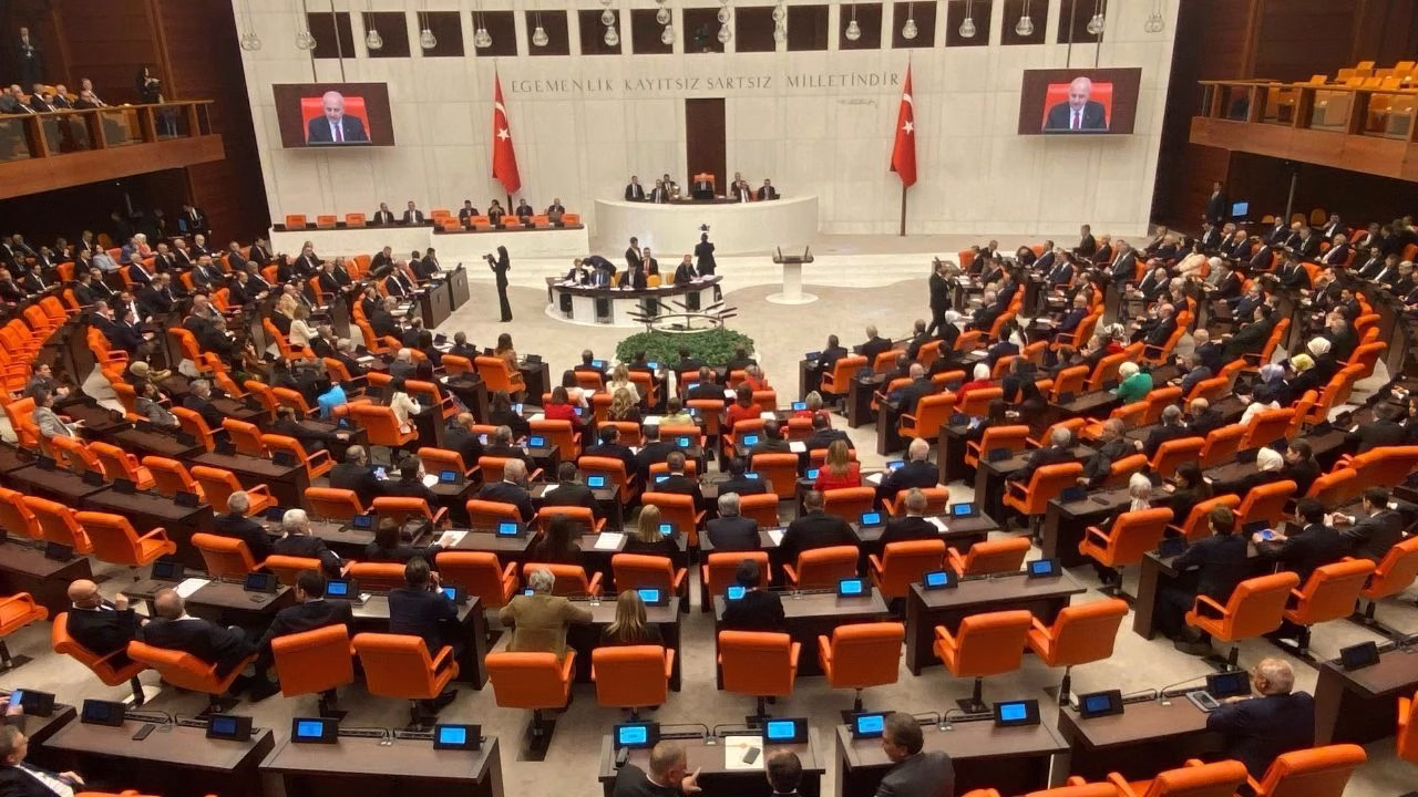 Bağımsız üç milletvekilinin grup toplantısında AK Parti’ye katılmasıyla Türkiye Büyük