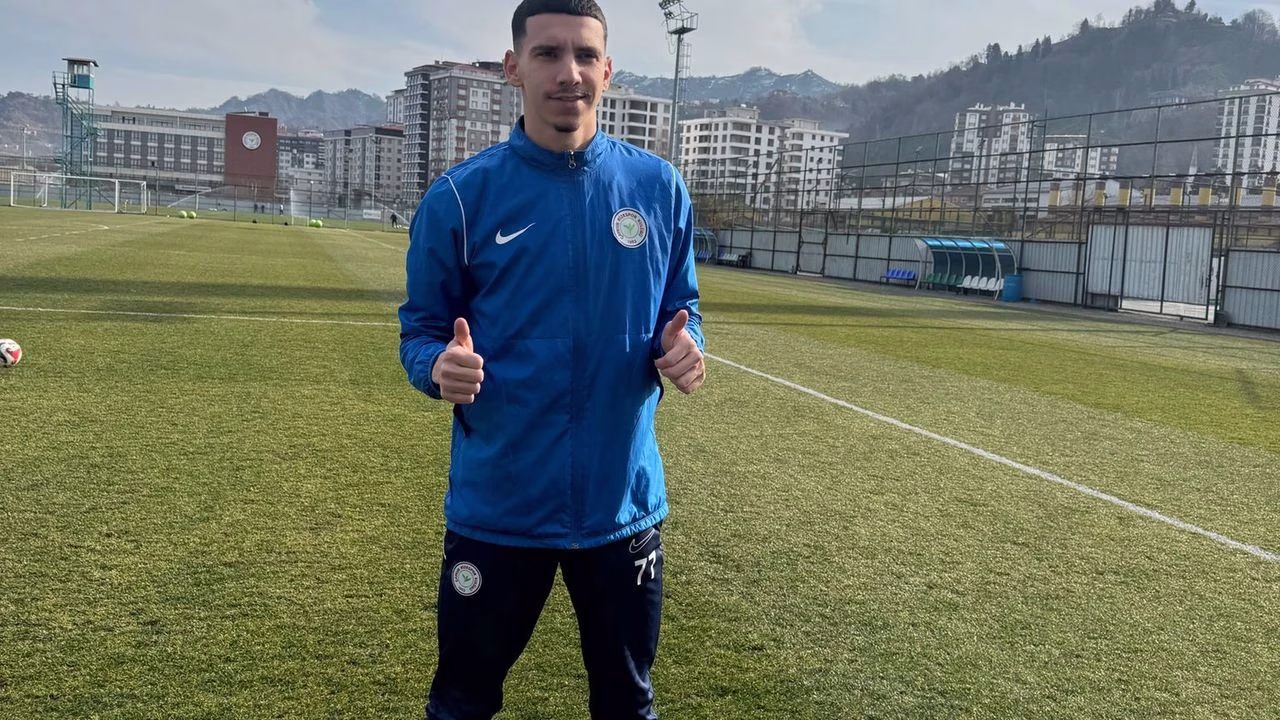 Çaykur Rizespor’un Finlandiyalı futbolcusu Altın Zeqiri, yapılan antrenman öncesinde düzenlenen