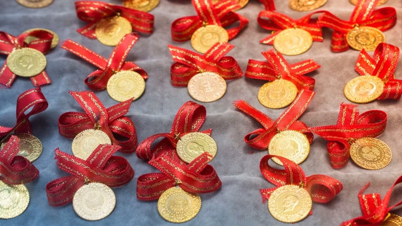 Altın fiyatları, yeni haftanın ilk işlem gününde yükselişini sürdürdü. Küresel