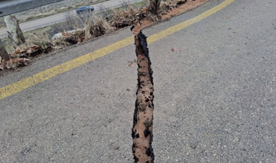 Beypazarı ilçesinin Ayvaşık mahallesinde heyelan meydana gelirken, mahalle kayıyor. Kaynak