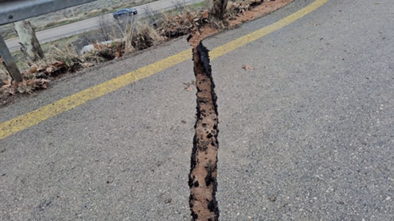 Beypazarı ilçesinin Ayvaşık mahallesinde heyelan meydana gelirken, mahalle kayıyor. Kaynak