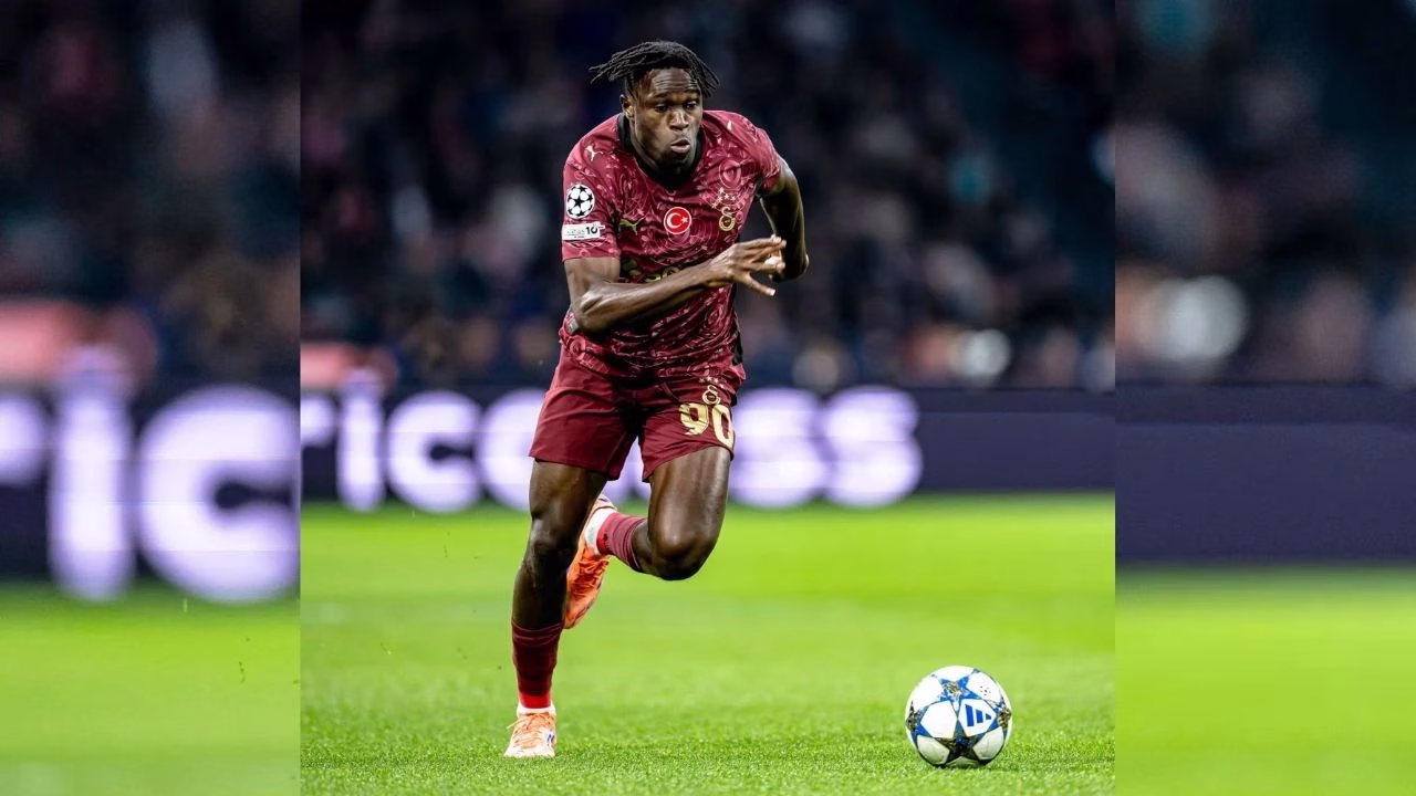 Galatasaray Sağlık Heyeti Kurulu Başkanı Yener İnce, futbolcu Wilfried Singo