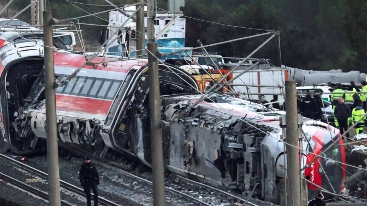 İspanya’nın güneyinde iki yüksek hızlı trenin çarpışması sonucu en az