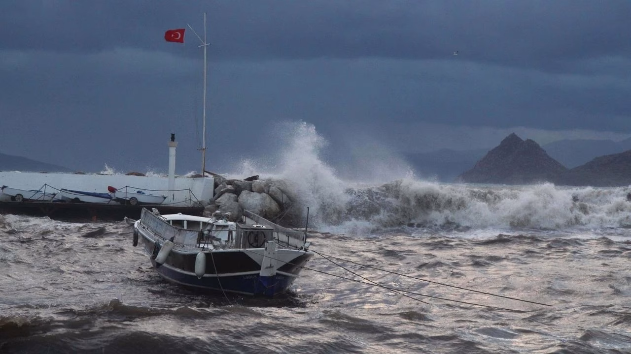 Antalya’nın Kaş ilçesinde saatte 70 kilometre hıza ulaşan fırtına nedeniyle