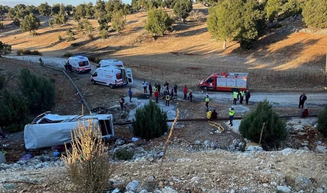 Mersin’in Erdemli ilçesinde tarım işçilerini taşıyan minibüsün şarampole devrilmesi sonucu