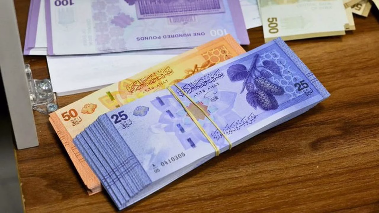Suriye’nin yeni banknotlarından Esad ailesinin resimleri kaldırıldı. Para biriminden iki