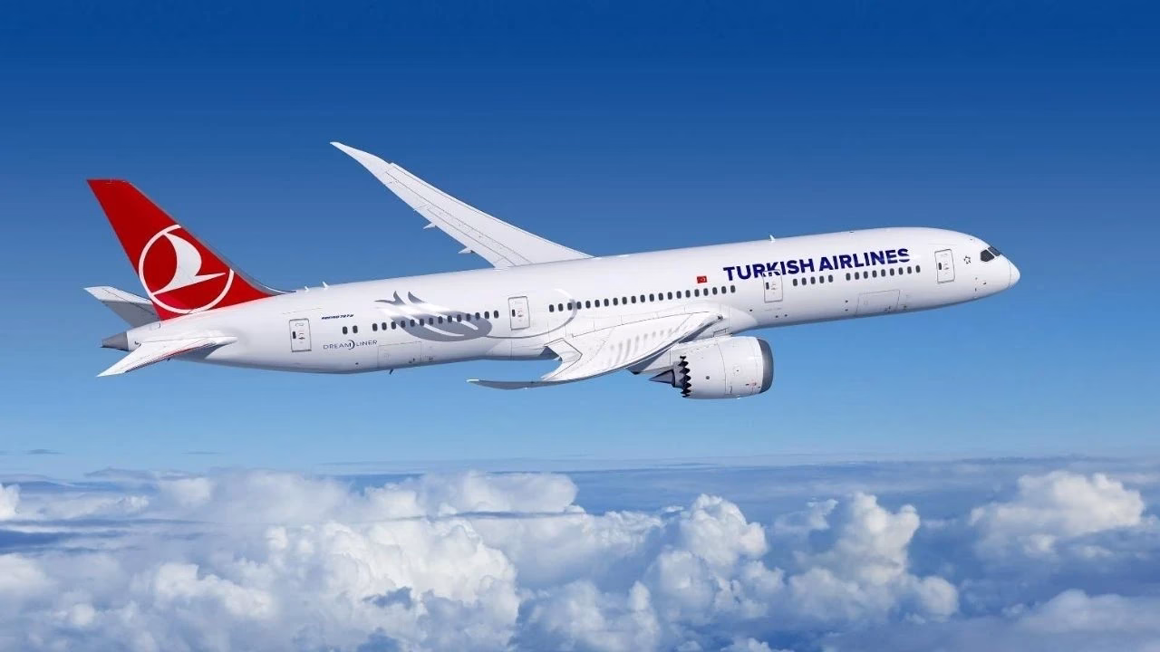 İstanbul–Barselona seferini yapan Türk Hava Yolları’na (THY) ait yolcu uçağı,