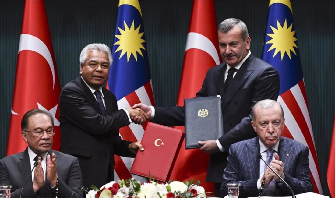 Cumhurbaşkanı Recep Tayyip Erdoğan ve Malezya Başbakanı Enver İbrahim huzurunda,