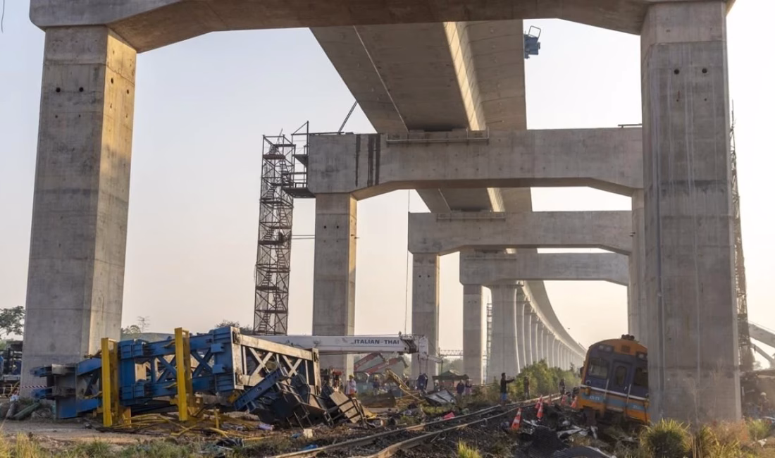 Yolcu treninin üzerine vinç devrildi: 32 ölü, 64 yaralı Tayland’ın Nakhon Ratchasima eyaletinde, bir trenin üzerine inşaat vinci devrilmesi