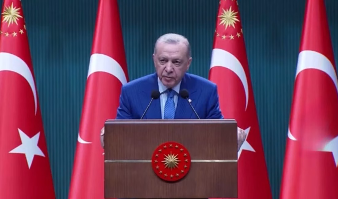 Cumhurbaşkanı Erdoğan:”Suriye halkının önünde yeni bir sayfa açıldı” Cumhurbaşkanı Recep Tayyip Erdoğan, Kabine Toplantısı sonrası yaptığı açıklamada Suriye’deki