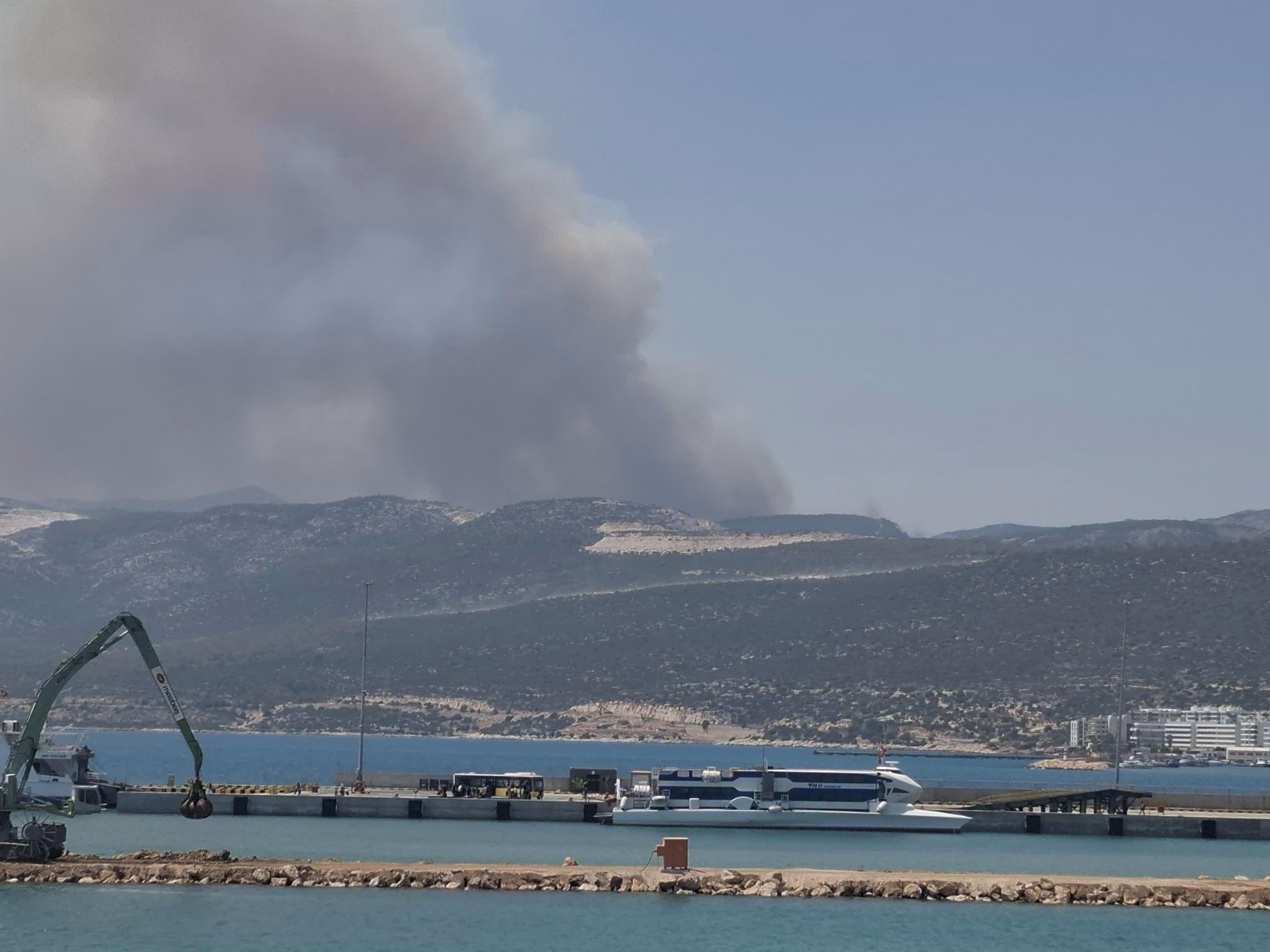 Mersin’in Silifke ilçesi Çamlıca Mahallesi’nde ormanlık alanda çıkan yangına, ekipler