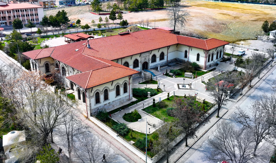 Geç Hitit dönemine ait İspekçir steli, hem figürleri hem de