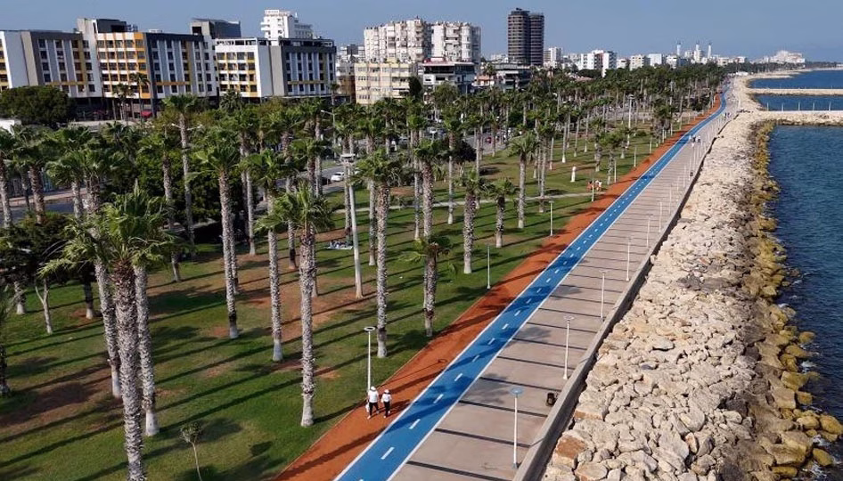Mersin ‘Kültür Park’, Akdeniz’in maviliği ile palmiyelerin tropik esintilerini, ziyarete
