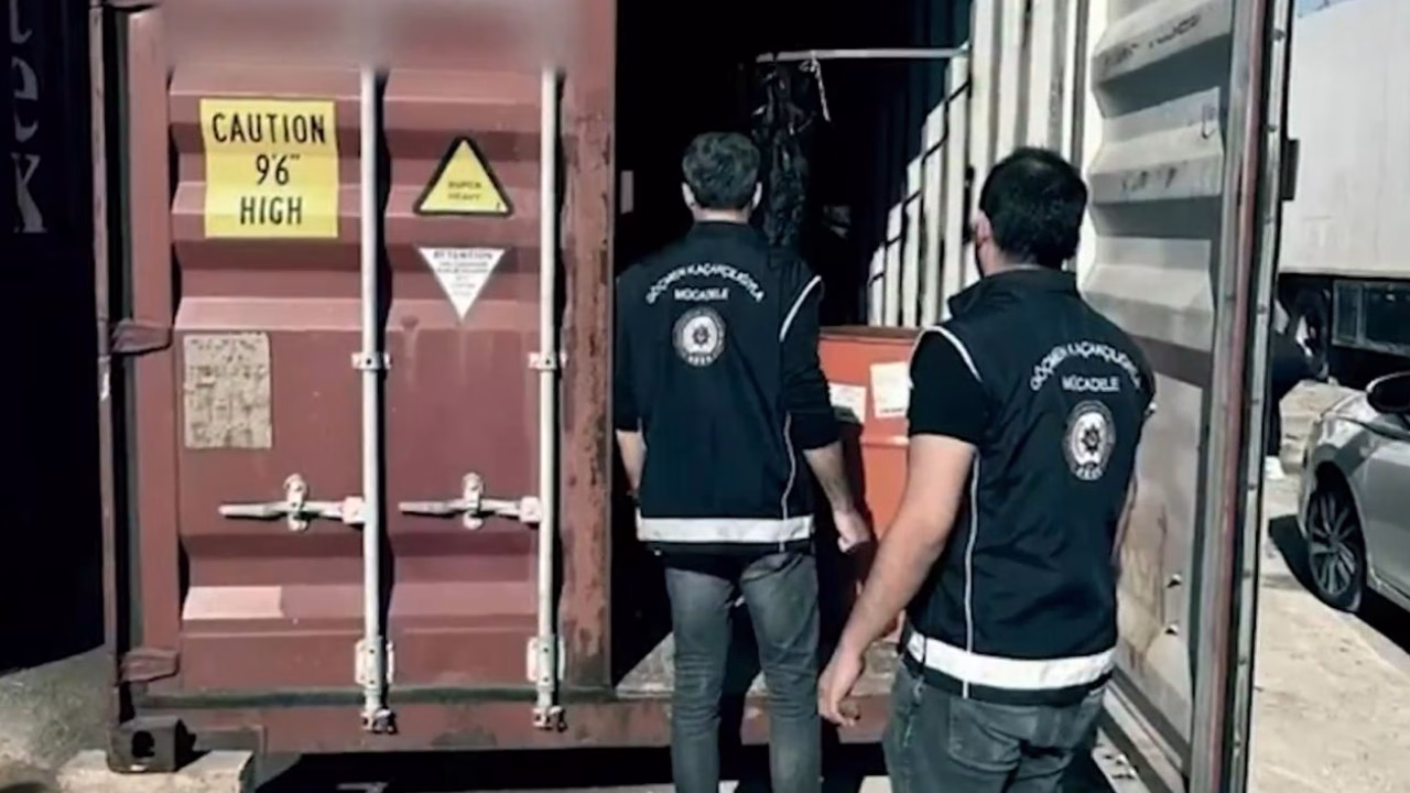 Mersin Limanı’nda gerçekleştirilen göçmen kaçakçılığı operasyonunda, gemiyle İtalya’ya gitmeye çalışan