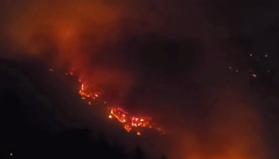 Mersin Silifke yanıyor! 4 mahalle tahliye edildi Mersin Silifke’de, Çamlıca Mahallesi’nde ormanlık alanda çıkan yangına müdahale sürüyor.