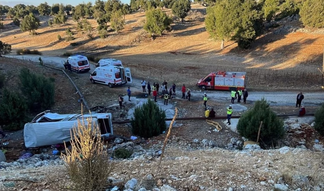 Mersin’in Erdemli ilçesinde tarım işçilerini taşıyan minibüsün şarampole devrilmesi sonucu