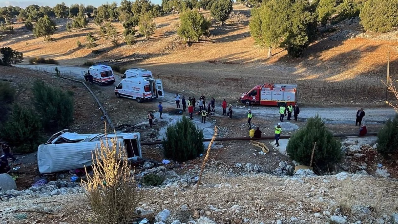 Mersin’in Erdemli ilçesinde tarım işçilerini taşıyan minibüsün şarampole devrilmesi sonucu
