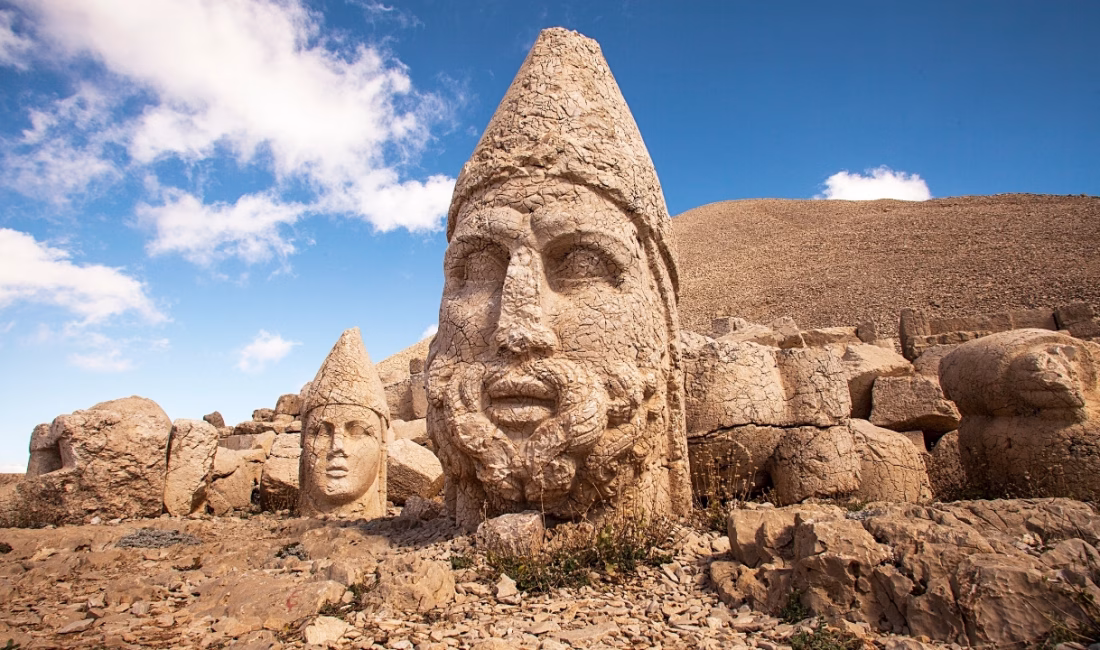 Nemrut Dağı’nı 7 yılda 1 milyondan fazla kişi ziyaret etti UNESCO Dünya Kültür Mirası Listesi’nde yer alan ve devasa heykelleriyle