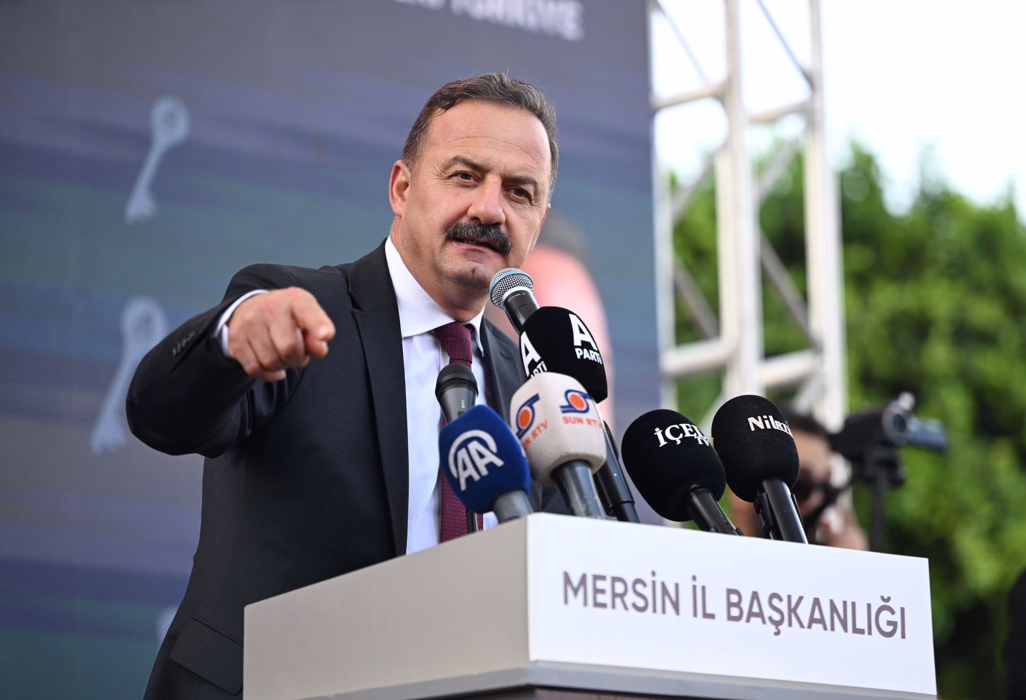 Ağıralioğlu, terörist başı Abdullah Öcalan muhataplığını eleştirerek, “Devlet, millet düşmanına