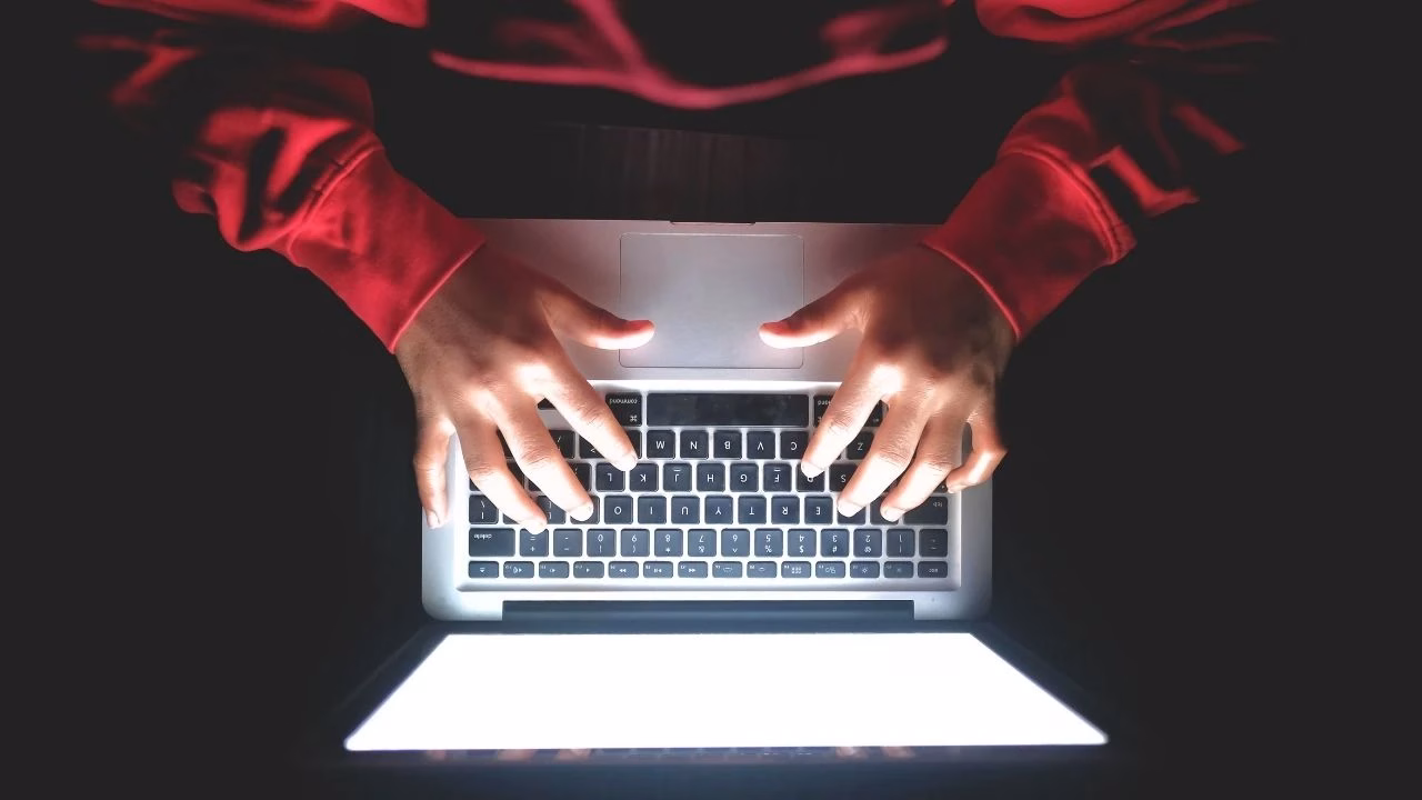 Siber suç örgütleri, özellikle üniversite öğrencilerini ve gençleri “burs” veya