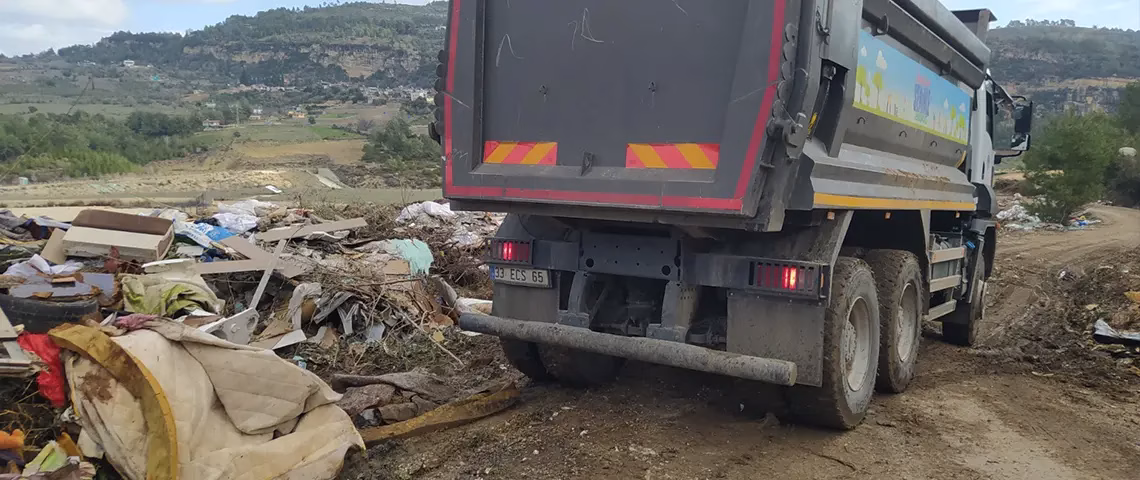 Mersin’in Mezitli ilçesindeki ormanlık alana atık döktüğü belirlenen Yenişehir İlçe